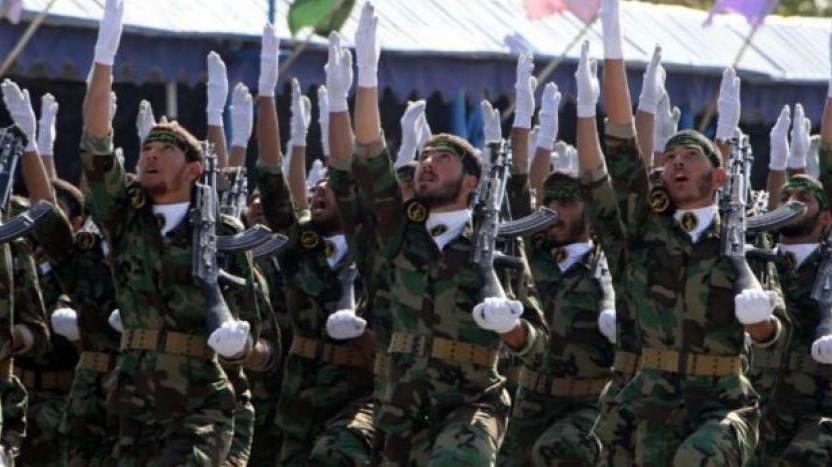 صورة من الأرشيف لعرض عسكري تنفذه وحدات النخبة في الحرس الثوري الإيراني