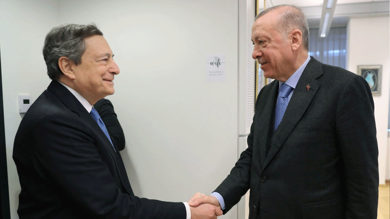 الرئيس التركي رجب طيب أردوغان (إلى اليمين) يصافح رئيس الوزراء الإيطالي ماريو دراغي خلال القمة الاستثنائية لرؤساء دول وحكومات الناتو في بروكسل. 24 آذار\مارس 2022.