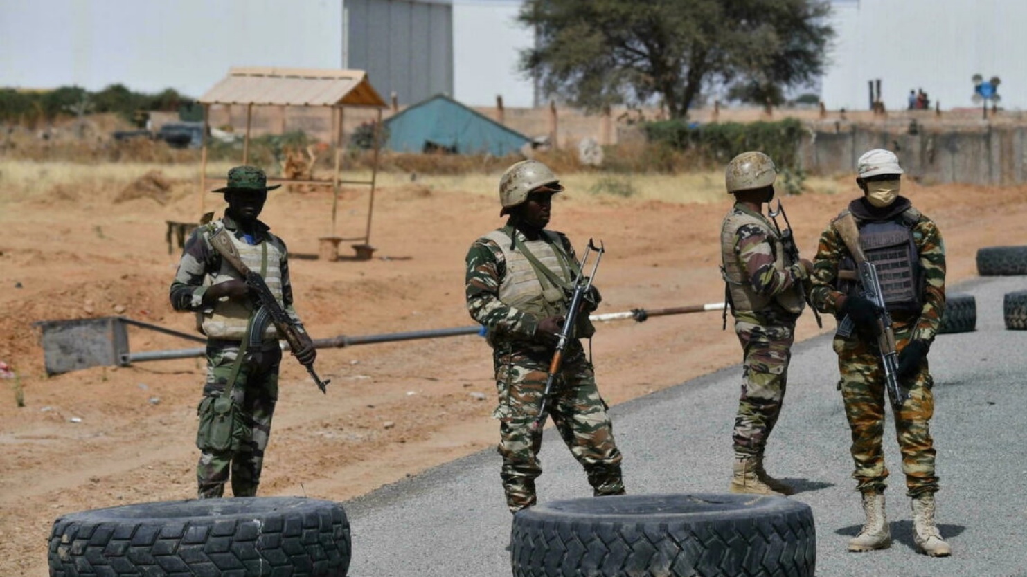 جنود نيجيريون يحرسون خارج مطار ديفا في جنوب شرق النيجر ، بالقرب من الحدود النيجيرية