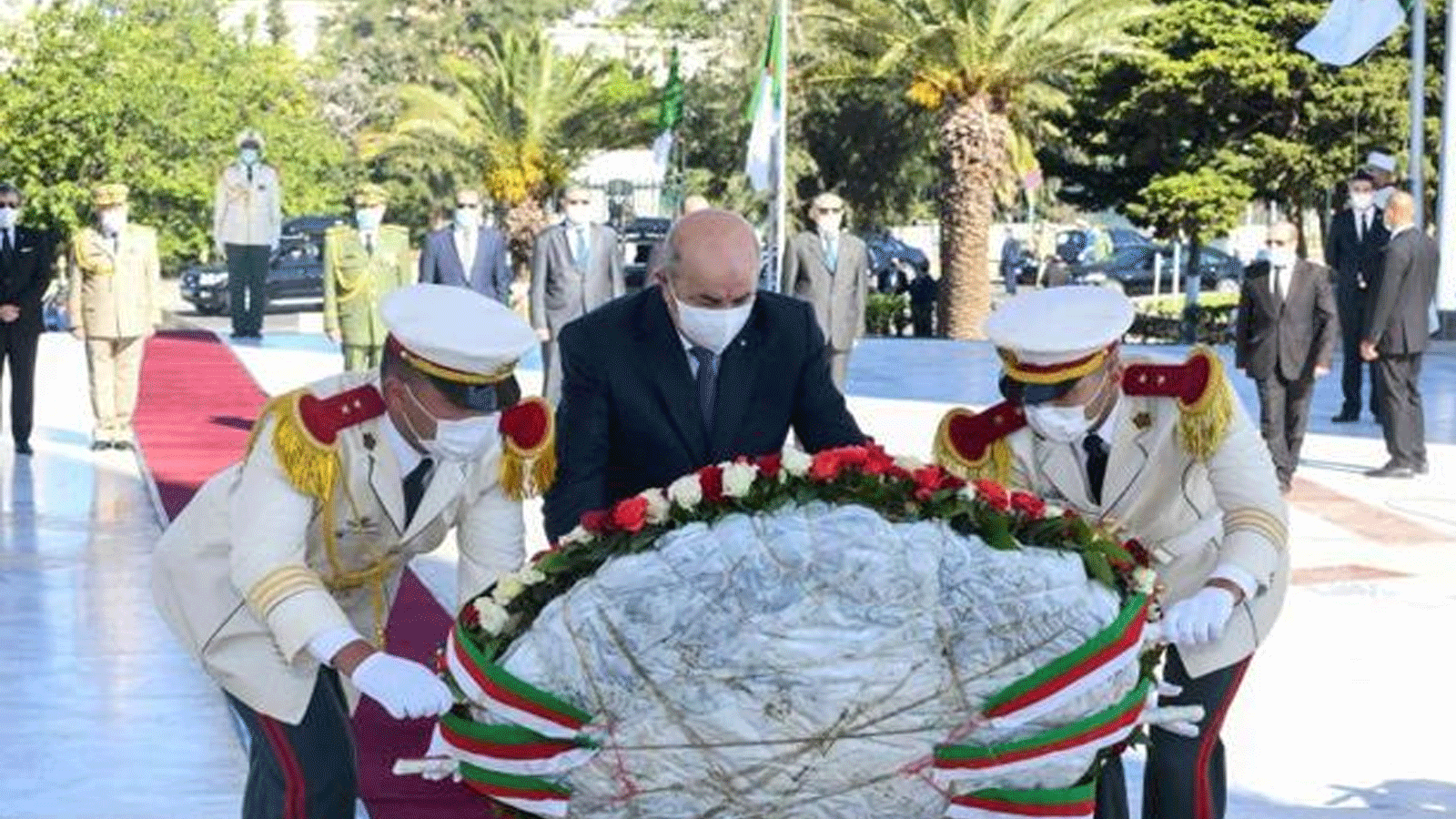 الرئيس الجزائري عبد المجيد تبون يضع إكليلا من الزهور خلال مراسم لوضع رفات 24 من الشهداء المقاومين، بعدما أعادت باريس جماجمهم.