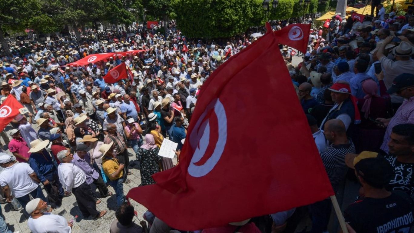 متظاهرون تونسيون خلال تظاهرة في العاصمة تونس في 19 يونيو 2022 ضد الاستفتاء الدستوري في 25 يوليو