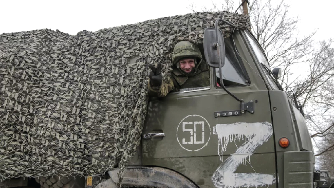 جندي روسي يطل من نافذة شاحنته العسكرية في أوكرانيا