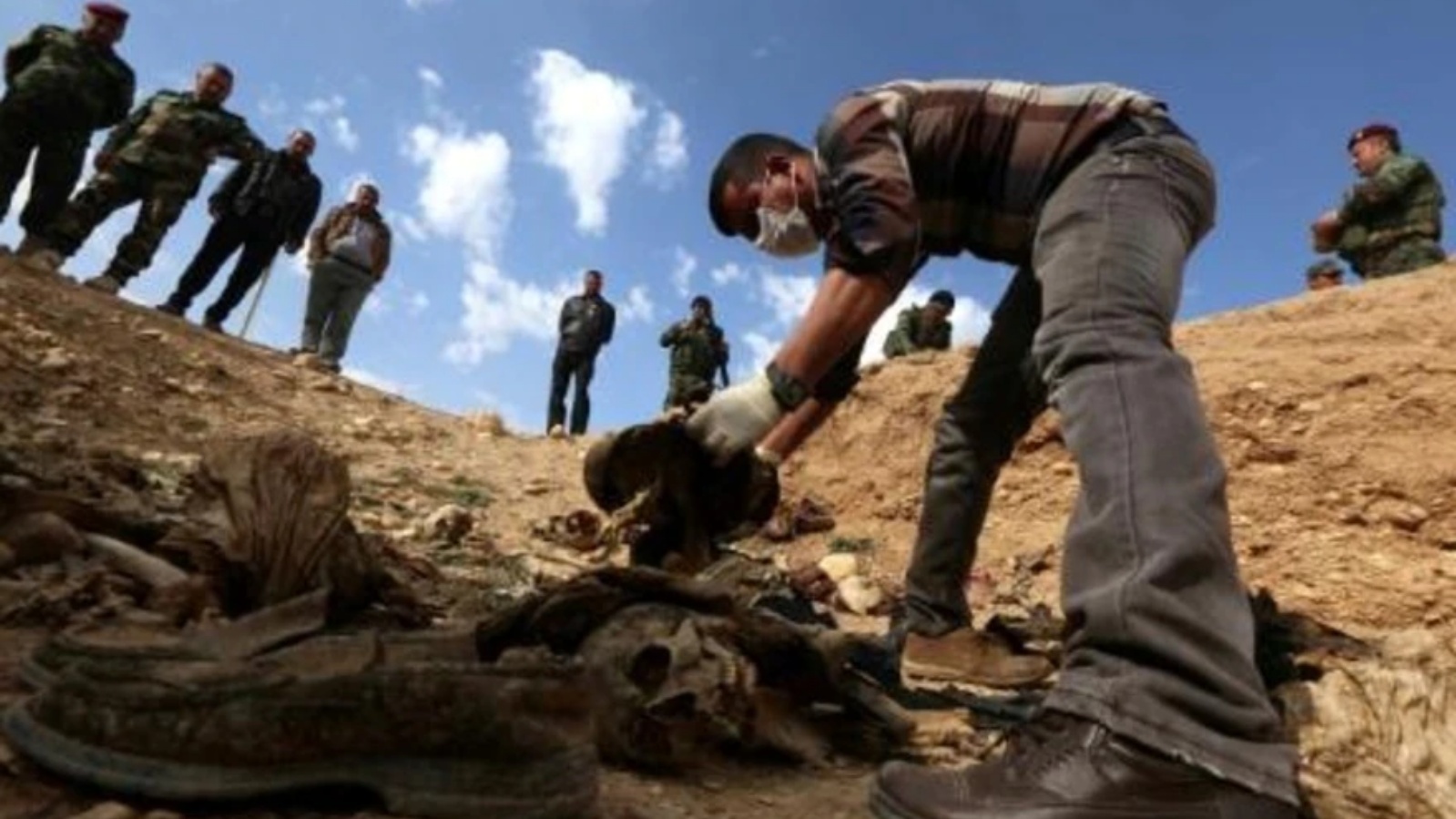 افراد من الاقلية الايزيدية في العراق يبحثون عن ادلة تتيح العثور على رفات اقربائهم الذين فقدوا او قتلوا على ايدي الجهاديين في مقبرة بمنطقة سنجار في 3 فبراير 2015