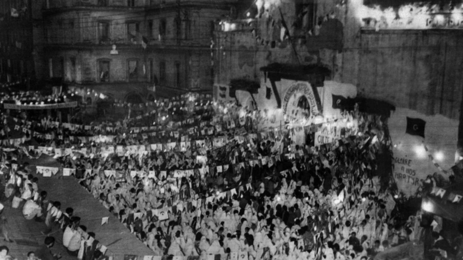 صورة التقطت في 2 يوليو 1962 وفيها جزائريون تجمعوا في القصبة في العاصمة الجزائر للاحتفال غداة الاستفتاء على الاستقلال