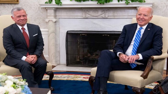 الرئيس الأميركي جو بايدن (يمين) والملك الأردني عبد الله الثاني يبتسمان خلال اجتماع في المكتب البيضاوي للبيت الأبيض في واشنطن العاصمة، في 19 يوليو 2021
