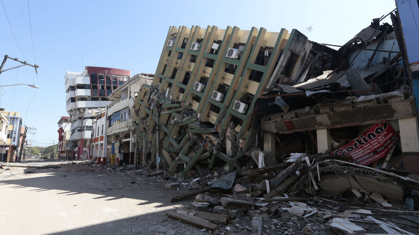 مبان منهارة في بورتوفيغو، الإكوادور جراء زلزال (أرشيفية)