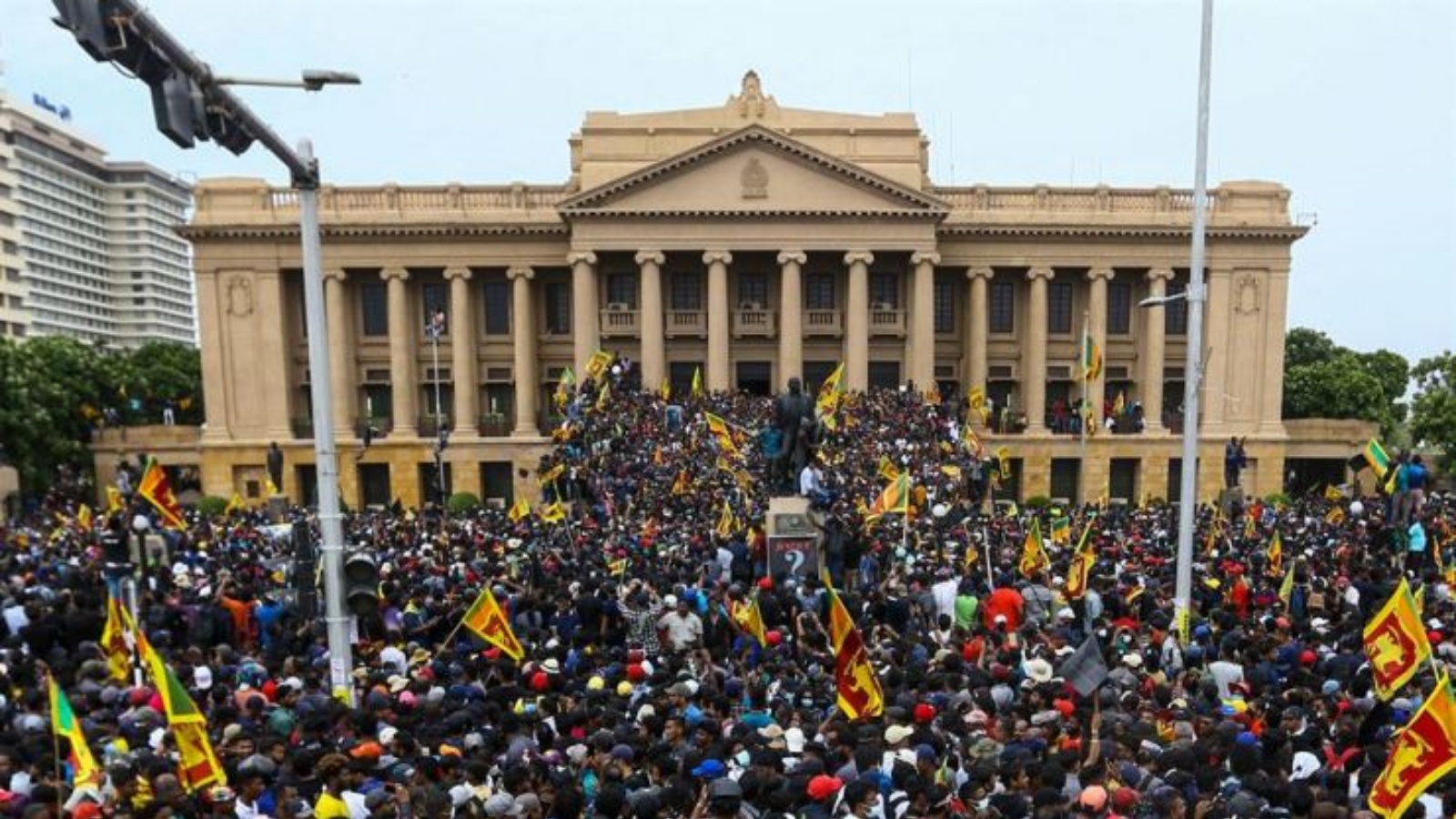 متظاهرون يشاركون في مظاهرة مناهضة للحكومة خارج مكتب الرئيس في كولومبو في 9 يوليو 2022