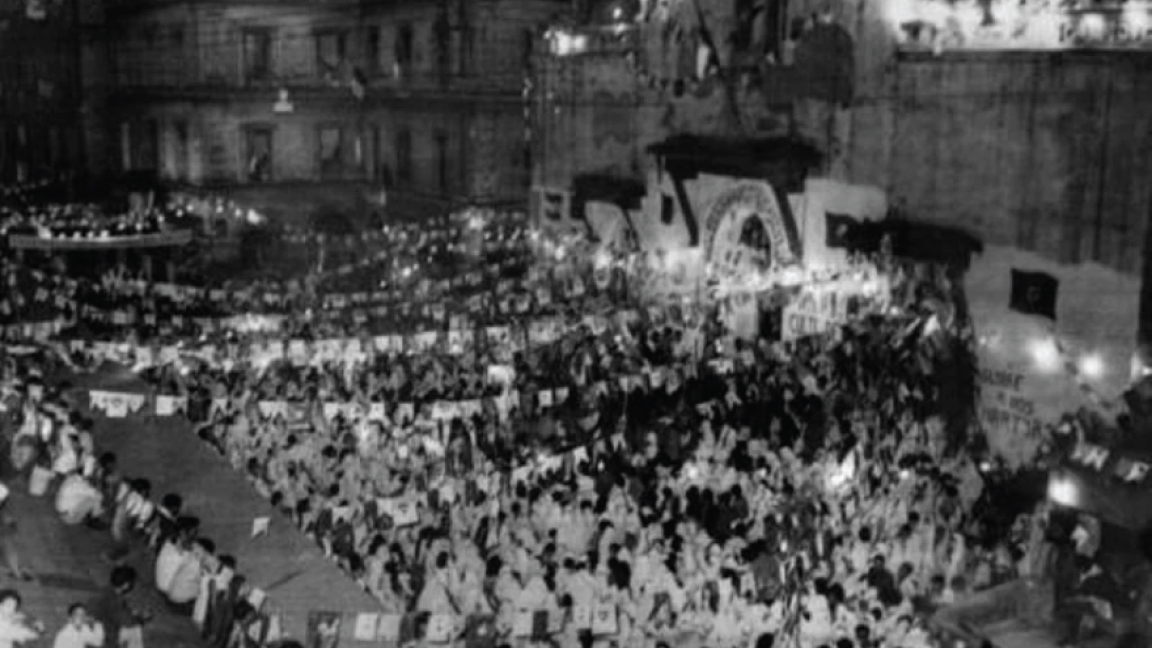 صورة التقطت في 2 تموز/يوليو 1962 وفيها جزائريون تجمعوا في القصبة في العاصمة الجزائر للاحتفال بعد يوم من الاستفتاء على الاستقلال