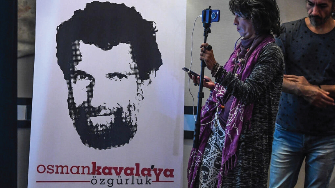 صورة من الأرشيف لحملة تضامن مع رجل الأعمال عثمان كافالا في اسطنبول