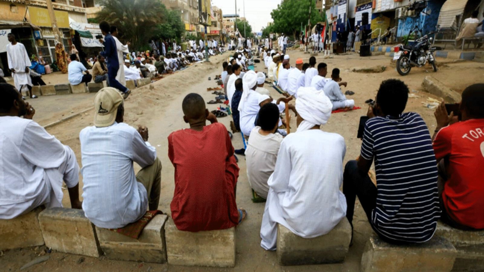 متظاهرون سودانيون يشاركون في صلاة عيد الأضحى خلال اعتصام مناهض للجيش بالعاصمة الخرطوم. 9 تموز\ يوليو 2022