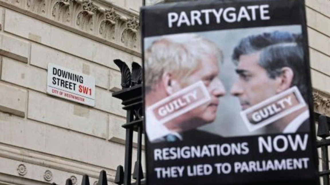  لافتة تطالب باستقالة رئيس الوزراء بوريس جونسون (يسار) ووزير المالية ريشي سوناك وتتّهمهما بالكذب على البرلمان