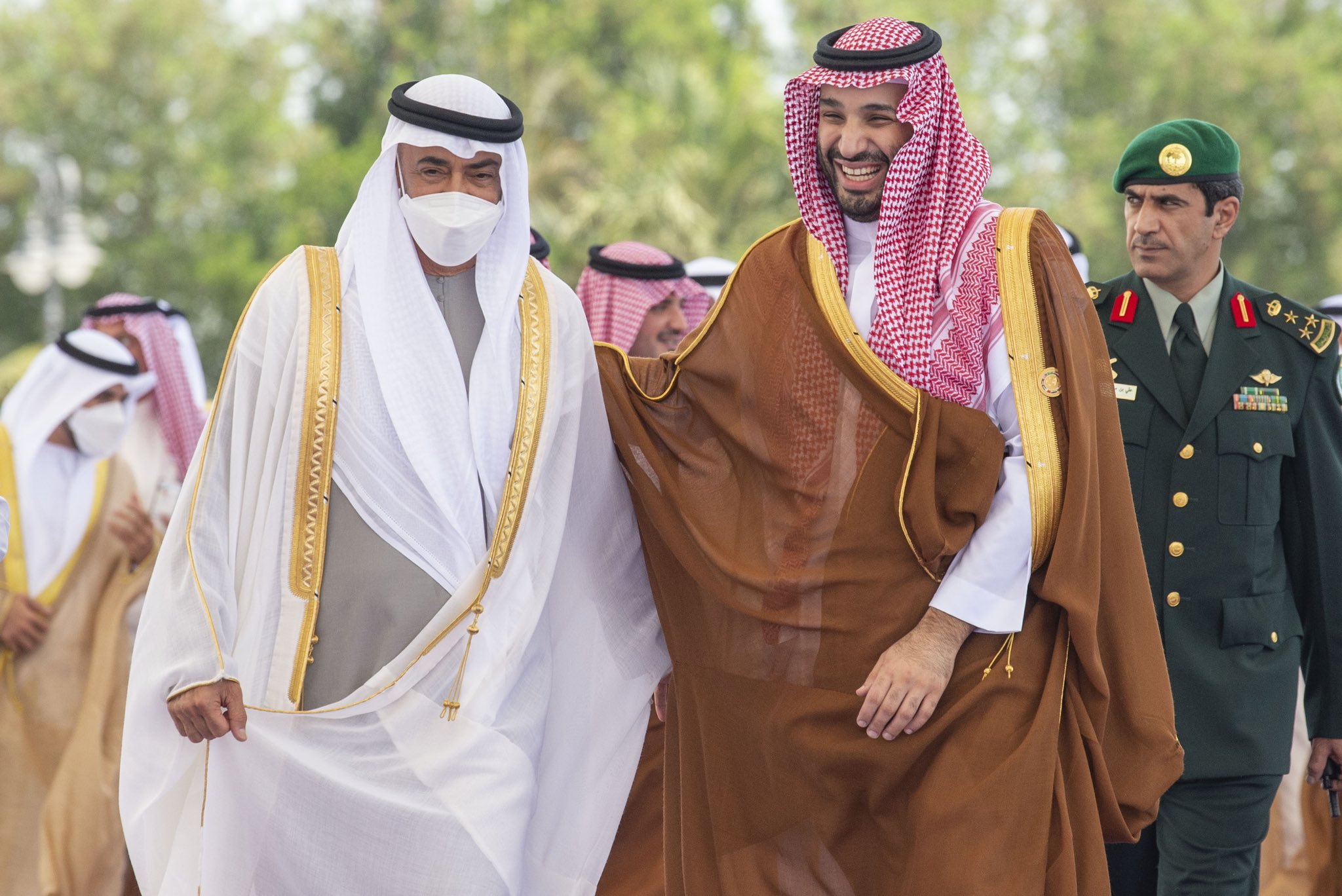 ولي العهد السعودي محمد بن سلمان مستقبلاً رئيس دولة الإمارات الشيخ محمد بن زايد آل نهيان