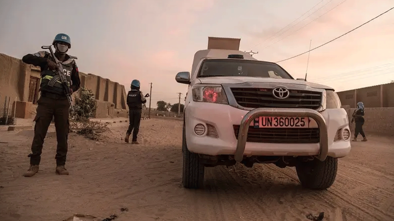 أحد أفراد شرطة الأمم المتحدة يرافق سيارة مصفحة تابعة لبعثة الأمم المتحدة لتحقيق الاستقرار في مالي