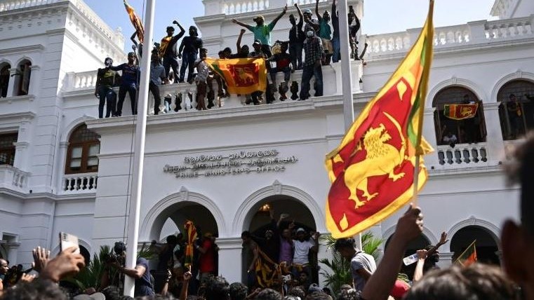متظاهرون في القصر الرئاسي في سريلانكا في 13 يوليو 2022