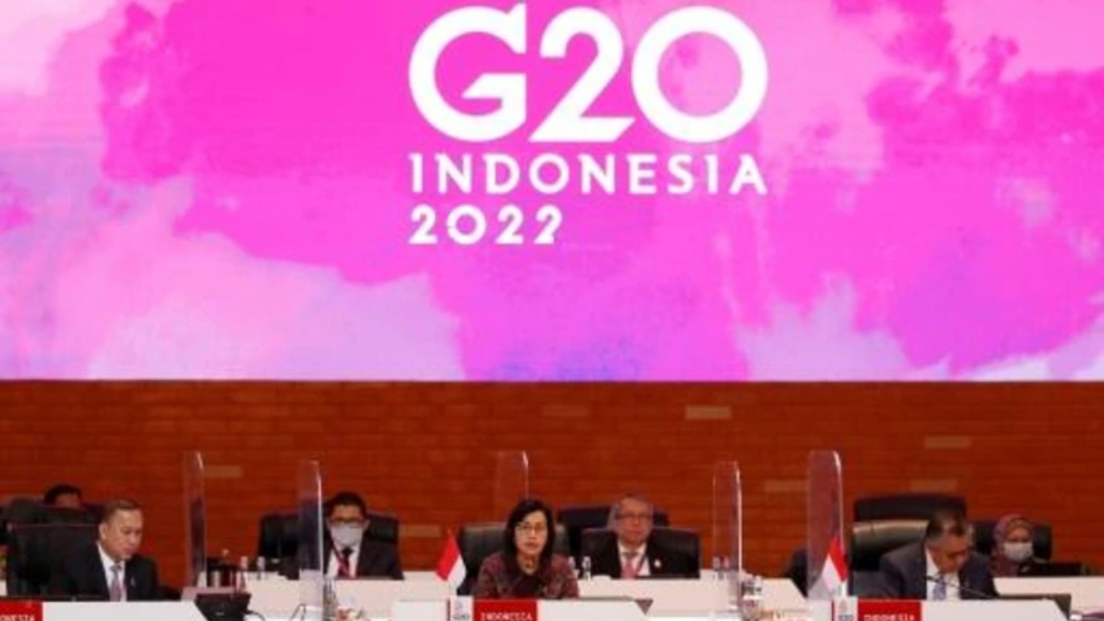 وزيرة المال الإندونيسية سُري مولياني إندراواتي (وسط) تلقي كلمة عند افتتاح اجتماع وزراء المال وحكام المصارف المركزية لدول مجموعة العشرين في نوسا دوا في جزيرة بالي الإندونيسية في 15 يوليو 2022