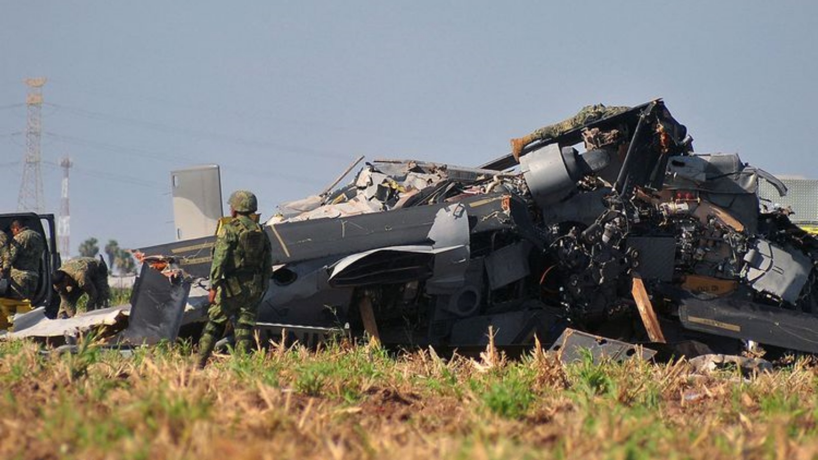 جنود من الجيش المكسيكي يتفقدون حطام طائرة هليكوبتر تابعة للبحرية تحطمت بالقرب من مطار لوس موتشيس، ولاية سينالوا، المكسيك في 15 يوليو 2022