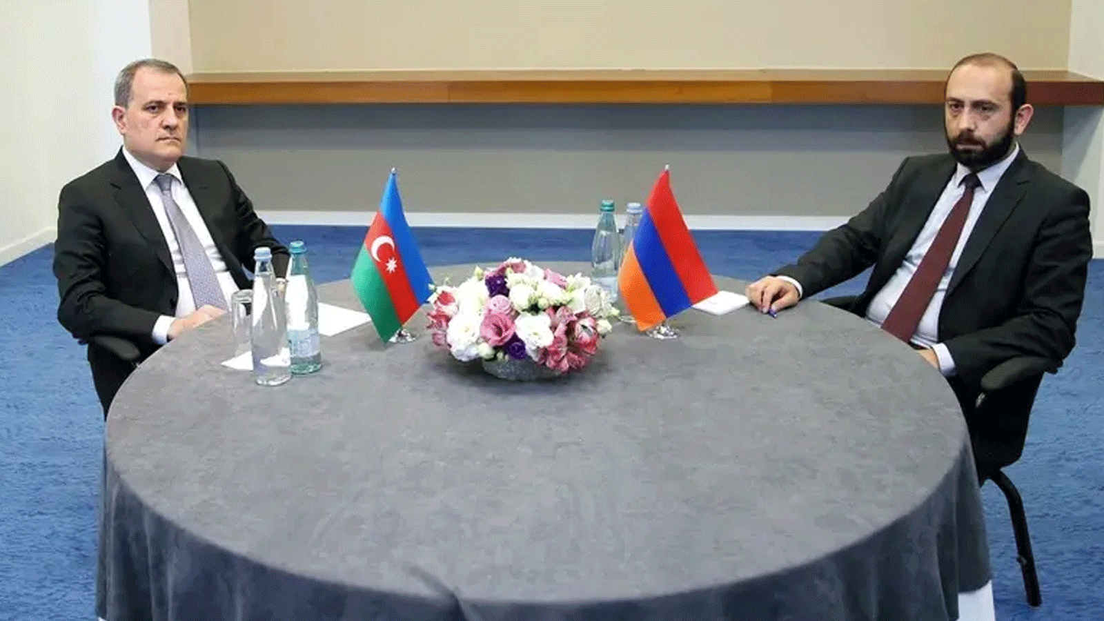 صورة التقطتها وزارة الخارجية الجورجية ونشرتها في 16 تموز\ يوليو 2022، وزير خارجية أذربيجان جيهون بيراموف (إلى اليسار) ووزير الخارجية الأرميني أرارات ميرزويان خلال اجتماع في تبليسي، جورجيا. 