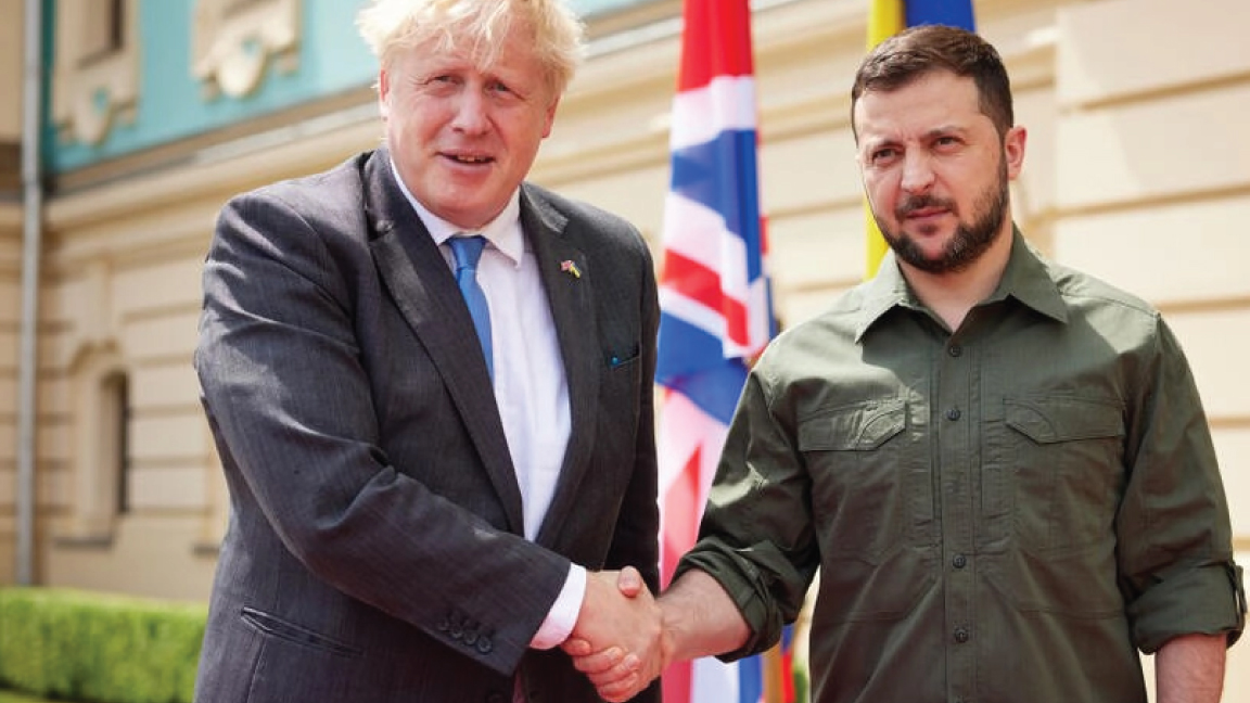 رئيس الحكومة البريطاني المستقيل بوريس جونسون (يمين) مع الرئيس الأوكراني فولوديمير زيلينسكي في كييف في 7 يوليو 2022 