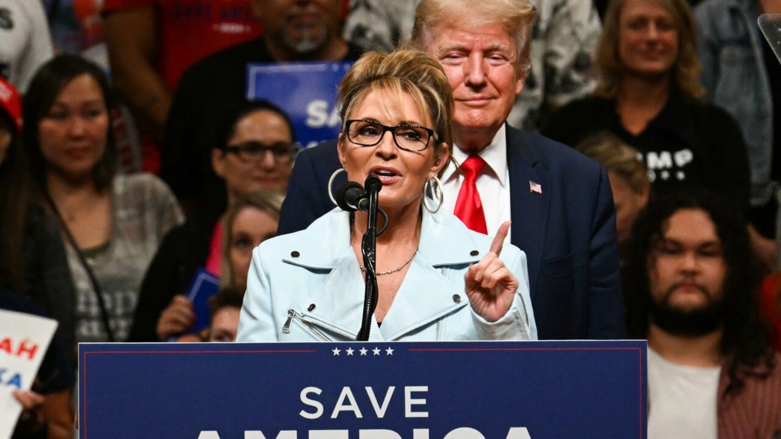 سارة بايلن، المرشحة لمقعد في مجلس النواب الأميركي، تلقي كلمة في مهرجان انتخابي وخلفها الرئيس السابق دونالد ترامب، في 9 يوليو 2022 