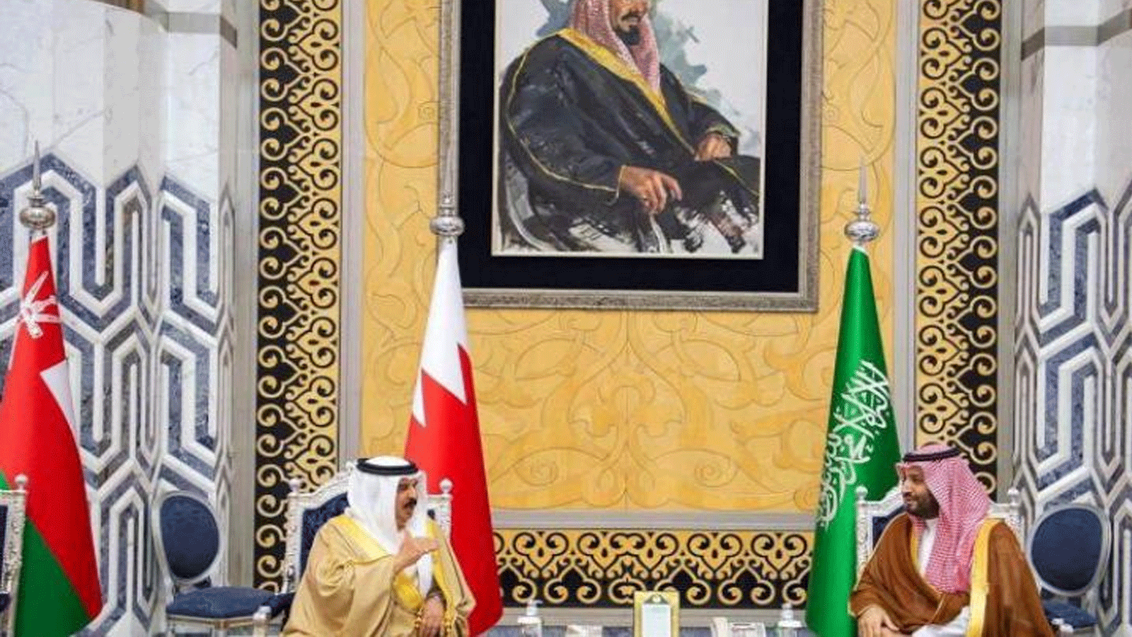 العاهل البحريني الملك حمد بن عيسى آل خليفة خلال لقائه بولي العهد السعودي محمد بن سلمان. 16 يولية\تموز 2022