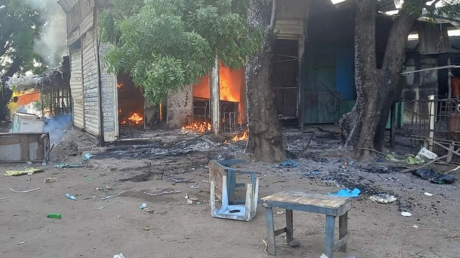 إضرام النيران في نحو 16 متجرا في أعمال العنف القبلي في ولاية النيل الأزرق بالسودان قبل فرض حظر التجول في 16 حزيران\يونيو 2022 (تويتر)