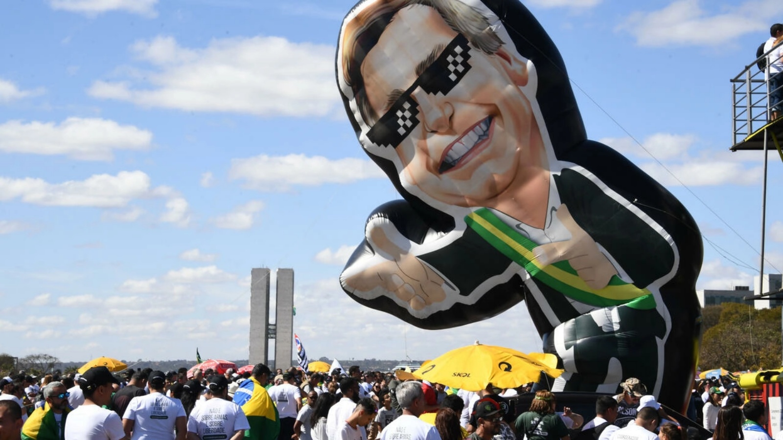 متظاهرون مؤيدون لحمل السلاح يرفعون دمية تمثل الرئيس البرازيلي جاير بولسونارو، في برازيليا في 9 يوليو 2022 