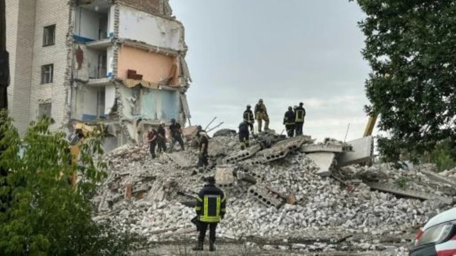رجال الانقاذ في موقع سقوط صاروخ على مبنى سكني في تشاسيف يار، بشرق أوكرانيا في 10 يوليو 2022