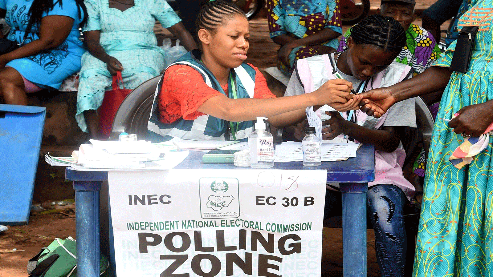 صورة للناخبين في عام 2019 أمام صناديق الاقتراع في نيجيريا