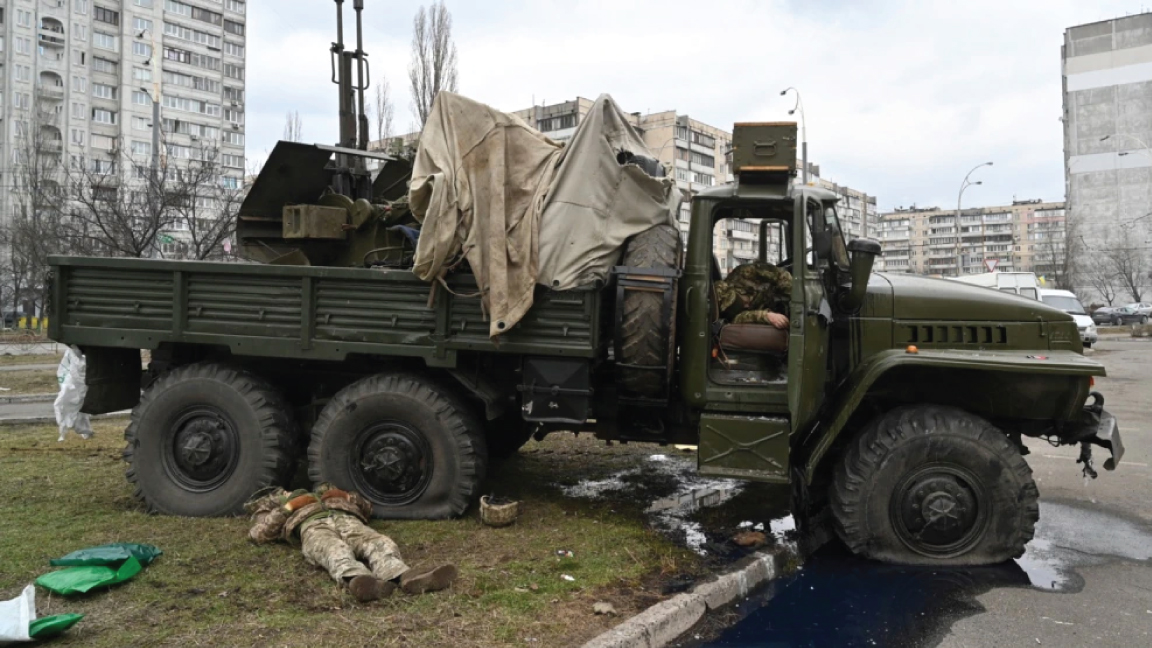 جنود روس قتلى في شاحنتهم العسكرية وأمامها في معركة كييف التي مني فيها الروس بخسائر فادحة