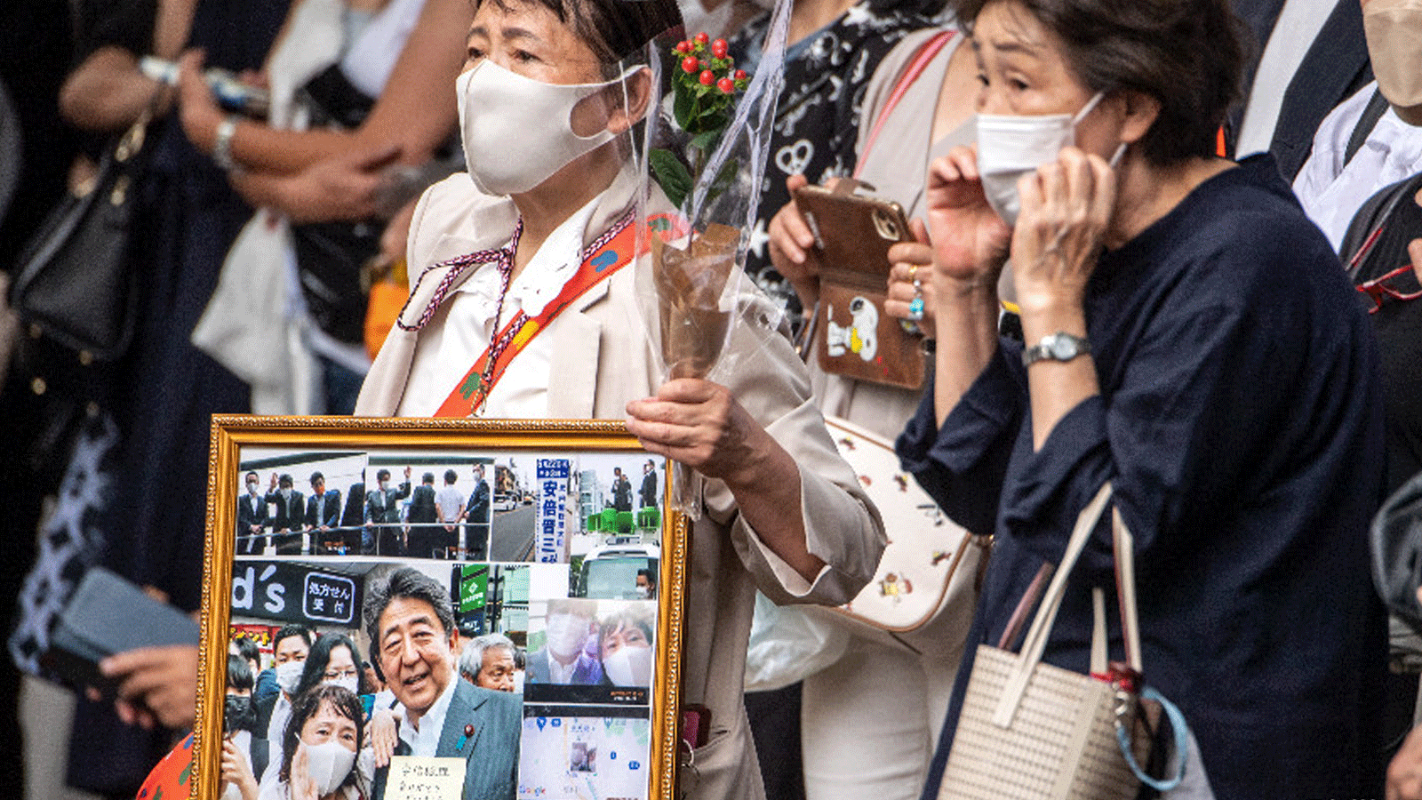 زوجة رئيس الوزراء الياباني السابق شينزو آبي تحمل رسمه