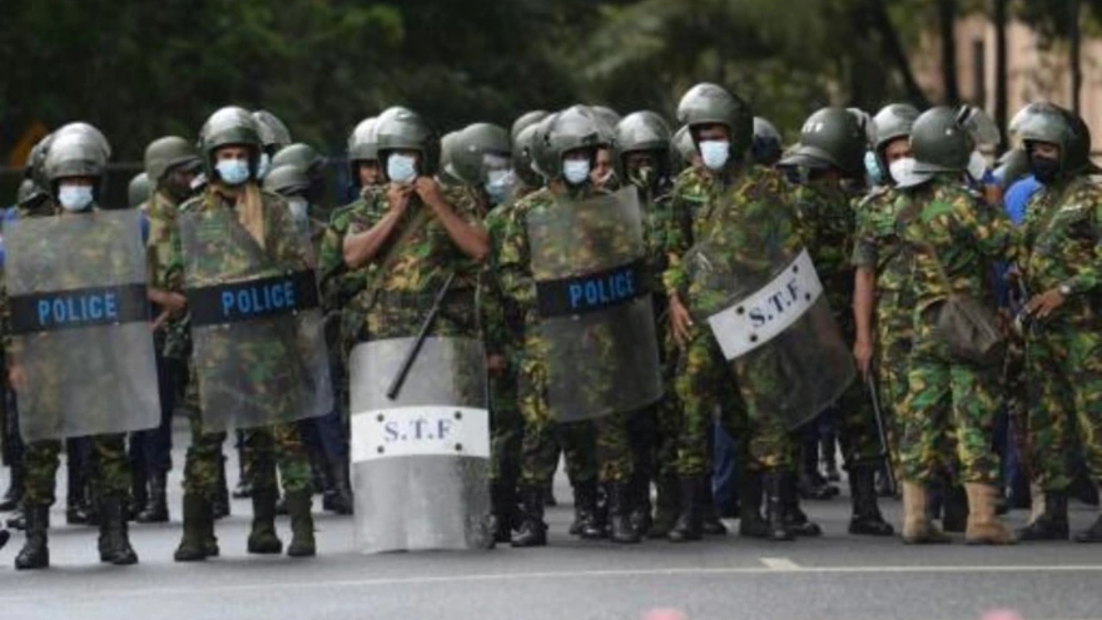 قوات الشرطة السريلانكية الخاصة تنتشر في محيط مبنى سكرتارية الرئاسة في كولومبو الجمعة 22 يوليو 2022 