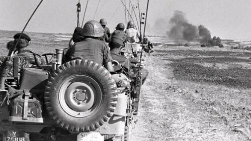 قوة إسرائيلية مشاركة في حرب الأيام الستة، تتقدم في سيناء في 11 يونيو 1967