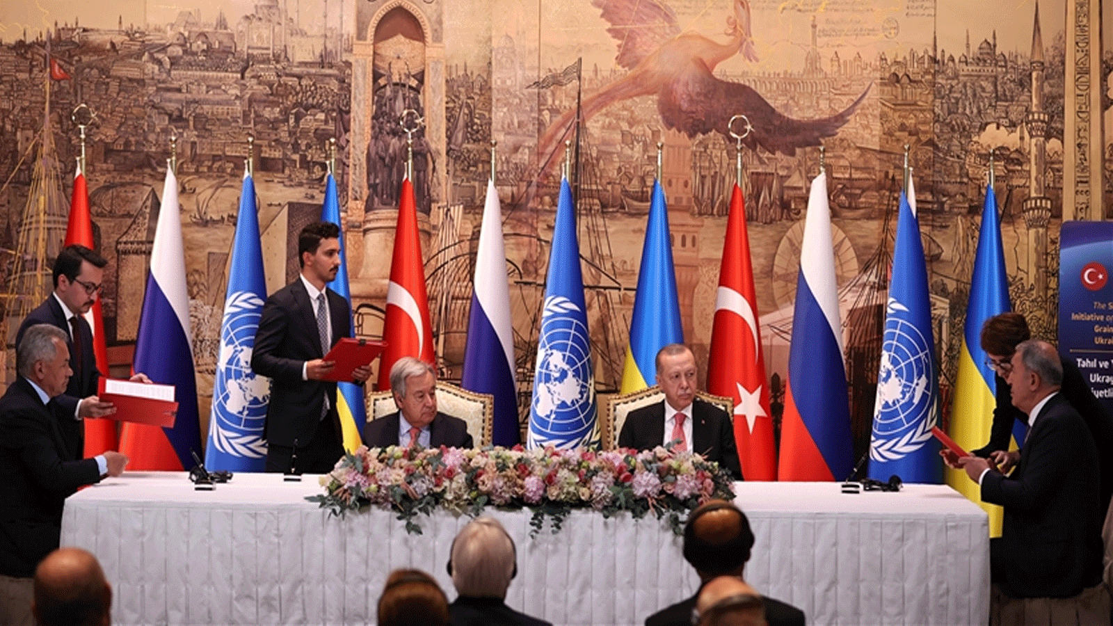  الرئيس التركي رجب طيب أردوغان (إلى اليمين) والأمين العام للأمم المتحدة أنطونيو غوتيريش (يسار) يحضران حفل توقيع الاتفاقية، التي تفتح صادرات الحبوب الأوكرانية، في اسطنبول، تركيا. 22 تموز\ يوليو 2022.(الأناضول)