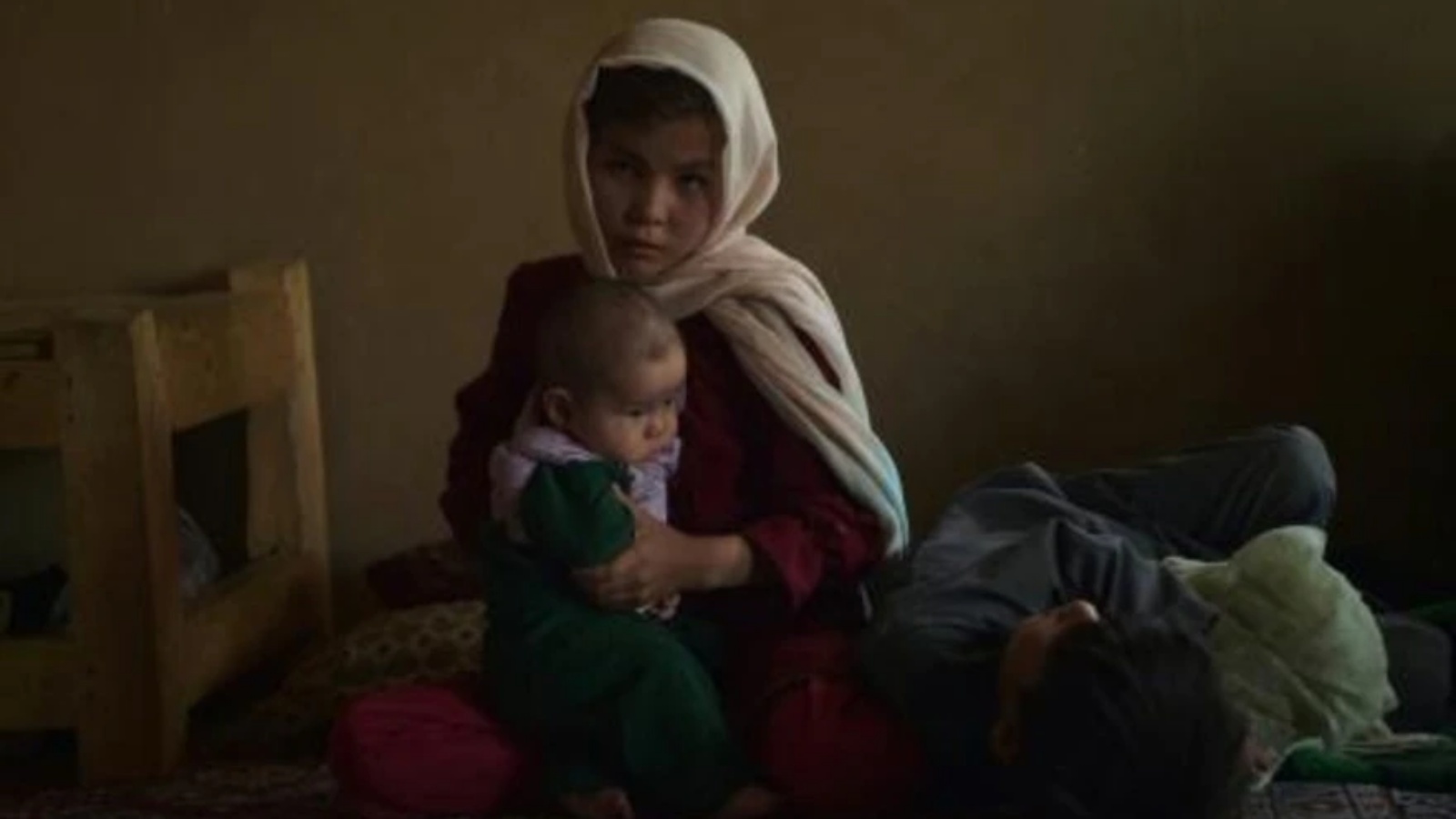  أطفال أسرة نازحة هربت من المعارك في بلخاب والتجأت إلى مسجد ياكاولانغ في محافظة باميان في 14 يوليو 2022 