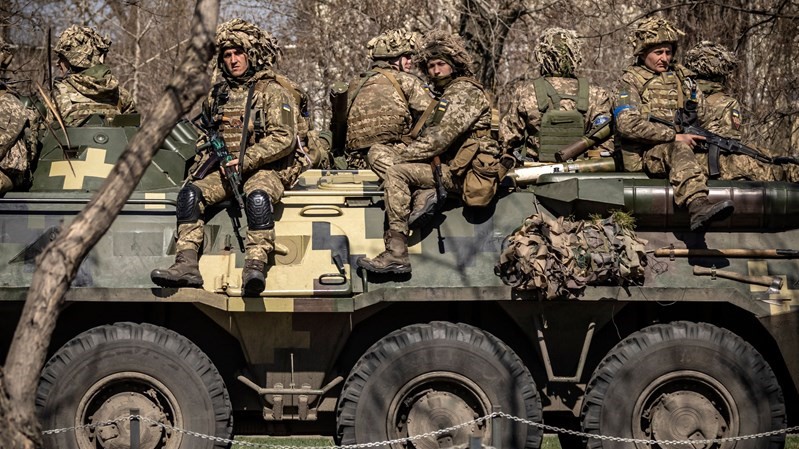صورة من الأرشيف لجنود أوكرانيين في الدونباس