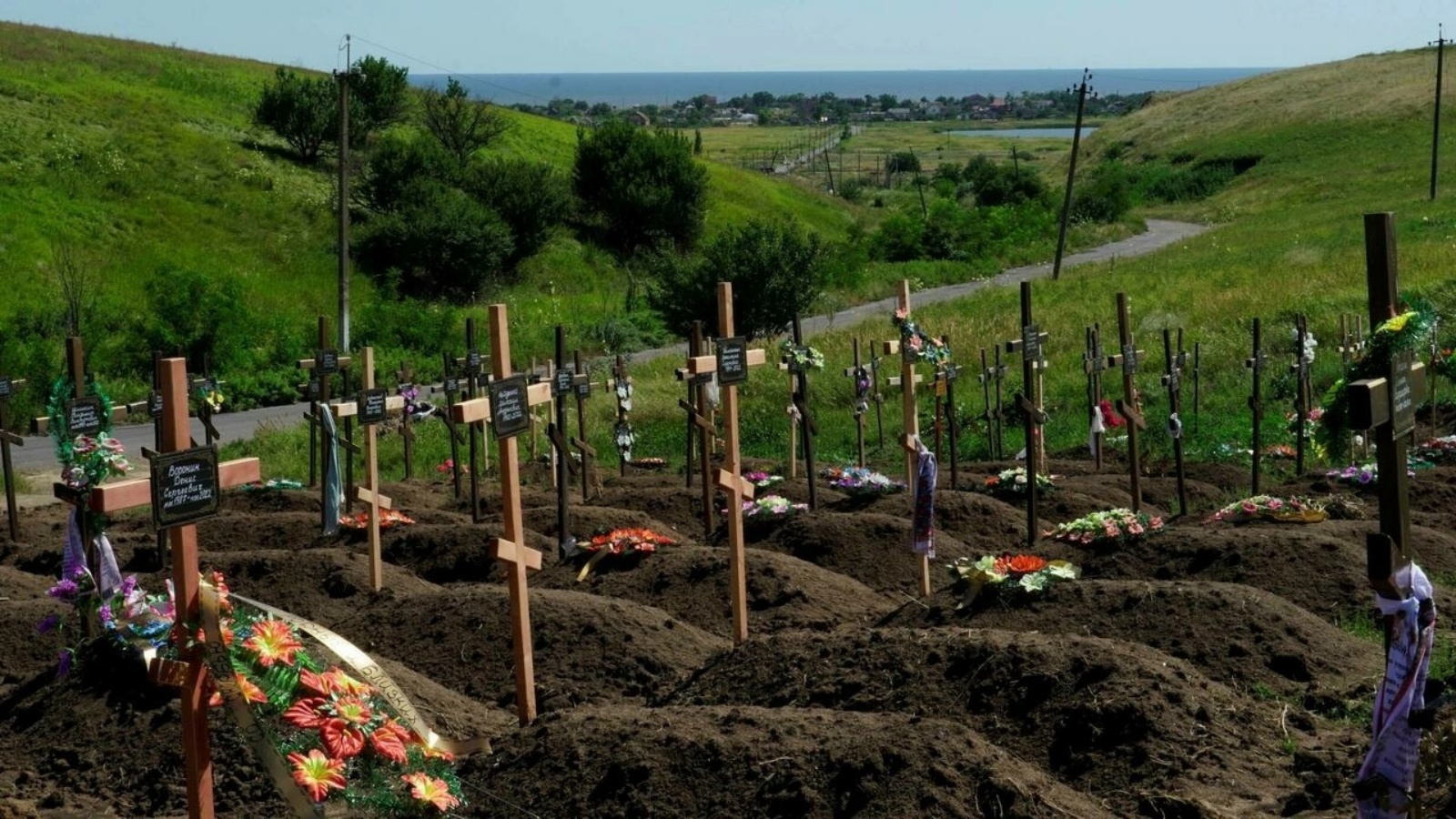 مقابر حديثة بأعداد كبيرة في مدافن فينوغرادنوي في منطقة دونيتسك في اوكرانيا في 15 يوليو 2022 