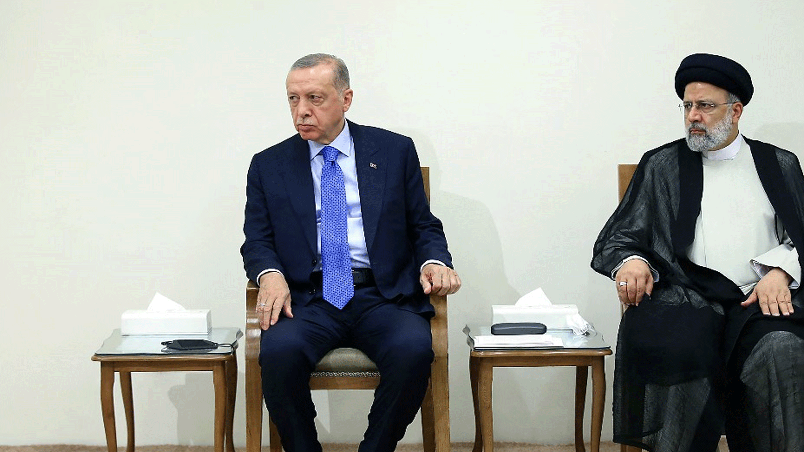 الرئيس التركي رجب طيب إردوغان يجلس إلى جانب الرئيس الإيراني إبراهيم رئيسي في طهران