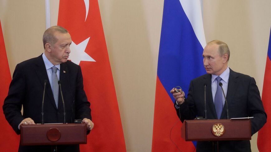 عقد الرئيس الروسي فلاديمير بوتين (إلى اليمين) ونظيره التركي رجب طيب أردوغان مؤتمرا صحفيا مشتركا عقب محادثاتهما في منتجع سوتشي المطل على البحر الأسود في 22 أكتوبر 2019