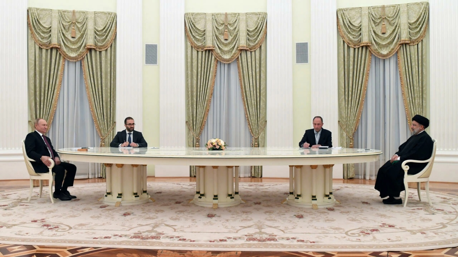 الرئيس الروسي فلاديمير بوتين (يسار) وهو يتحدث إلى الرئيس الإيراني إبراهيم رئيسي (يمين) خلال اجتماع في موسكو بتاريخ 19 يناير 2022 