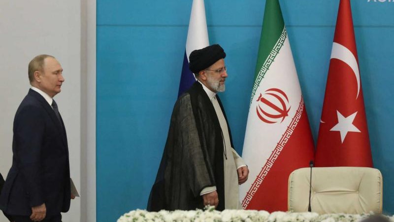 الرئيس الإيراني إبراهيم رئيسي والرئيس الروسي فلاديمير بوتين يحضران مؤتمرًا صحفيًا عقب قمة عملية أستانا في طهران، إيران، 19 يوليو 2022