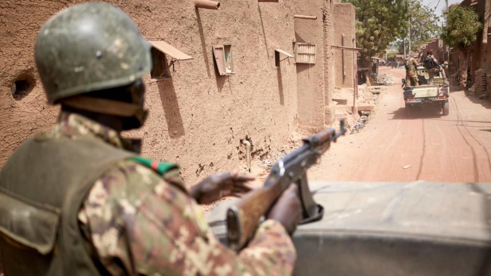 مجندون في الجيش المالي أثناء دورية لهم في بلدة دجيني القديمة بوسط مالي، 28 فبراير 2020