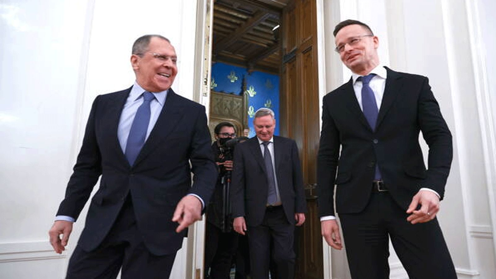 وزير الخارجية الروسي سيرغي لافروف مستقبلاً نظيره المجري بيتر سيجارتو