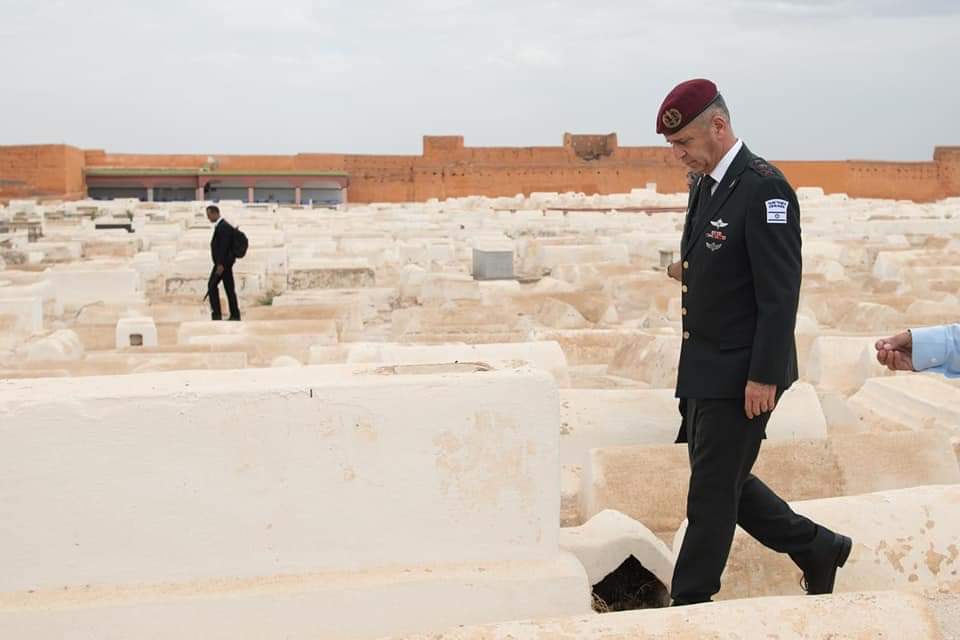 كوخافي لدى زيارته المقبرة اليهودية في مراكش