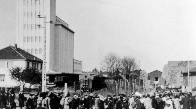محطة القطارات بيتيفييه بالقرب من باريس عن وصول يهود إليها في مايو 1941