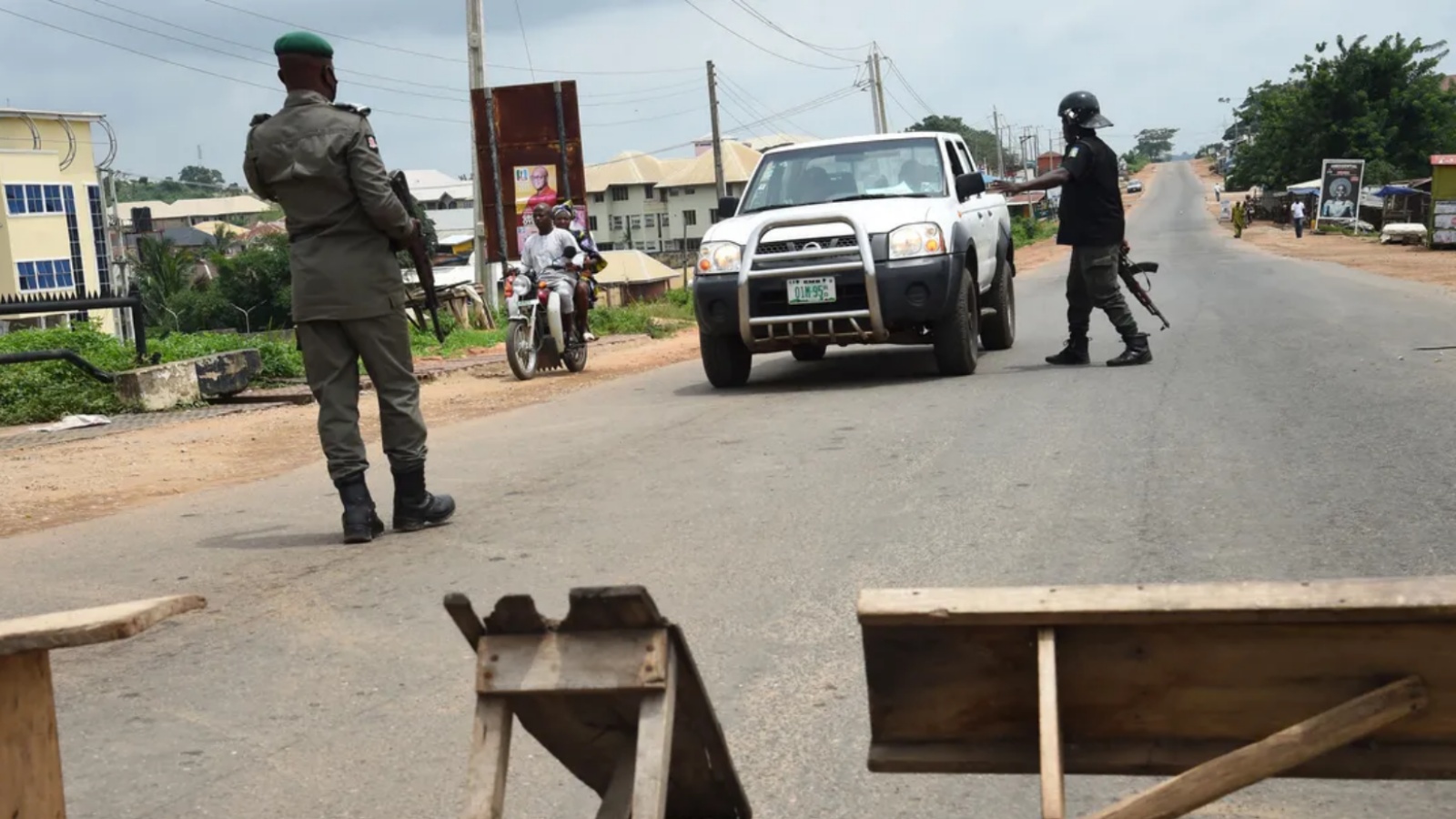 عناصر الأمن ينتشرون في شوارع نيجيريا التي تواجه تحديات أمنية كبيرة