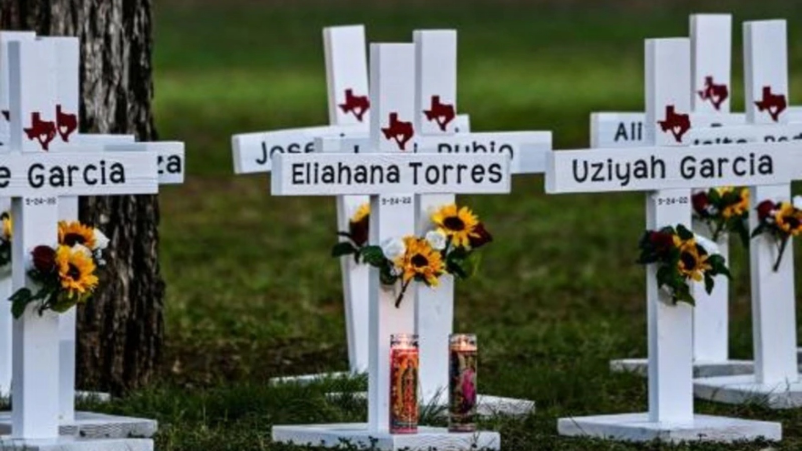 صلبان على نصب تذكارية موقتة لضحايا عملية إطلاق نار على مدرسة في ولاية تكساس في 26 مايو 2022