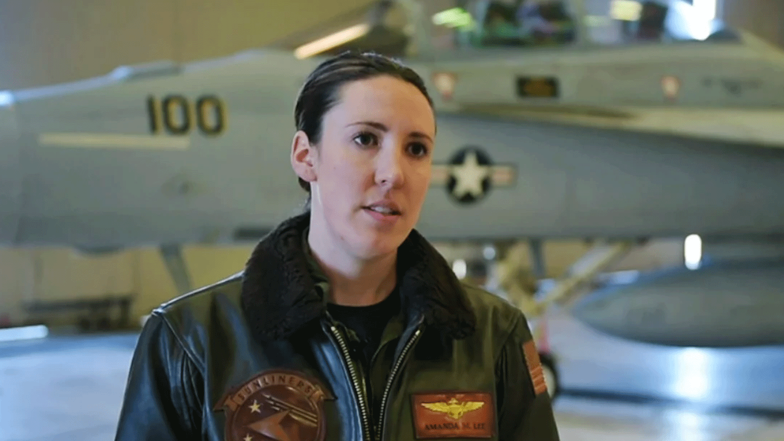 اللفتانت أماندا لي أول امرأة تقود طائرة مقاتلة في فرقة "بلو انجيلز" الشهيرة للطلعات الجوية الاستعراضية التابعة لسلاح البحرية في الولايات المتحدة.(US Navy)