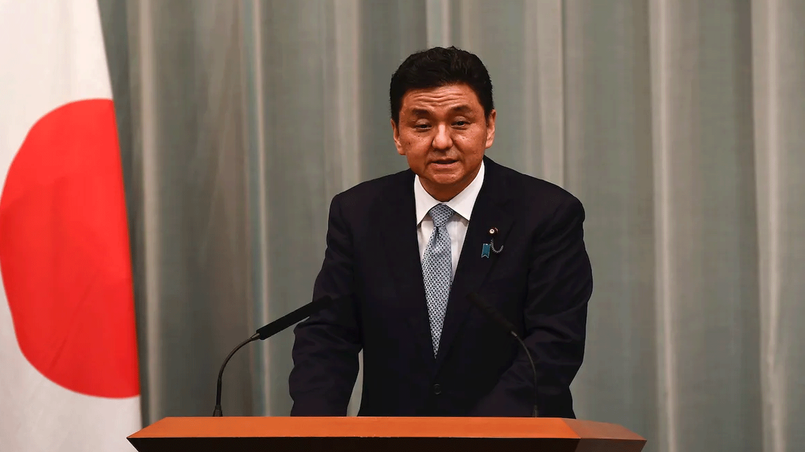 وزير الدفاع الياباني نوبو كيشي خلال مؤتمر صحفي حول الكتاب الأبيض في مكتب رئيس الوزراء في طوكيو