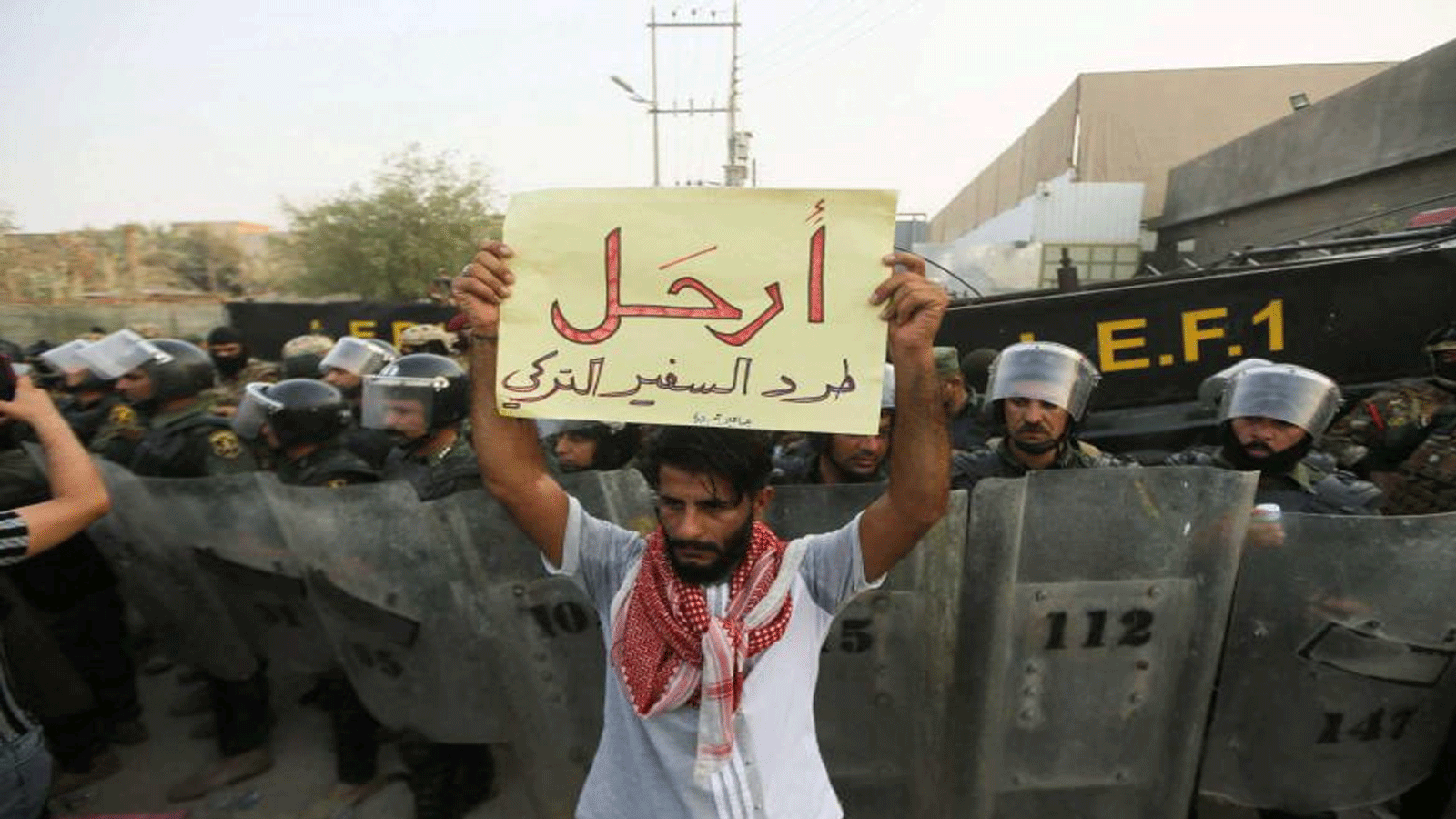 متظاهرٌ يطالب بترحيل السفير التركي لدى العراق خلال احتجاج على الهجوم التركي على منتجع جبلي في محافظة دهوك شمال العراق. البصرة 21 يوليو / تموز 2022.