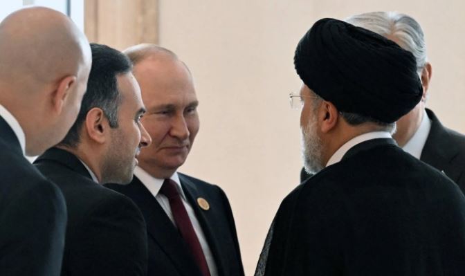الرئيس الروسي فلاديمير بوتين يتحدث مع الرئيس الإيراني إبراهيم رئيسي خلال قمة في عشق أباد في 29 يونيو 2022